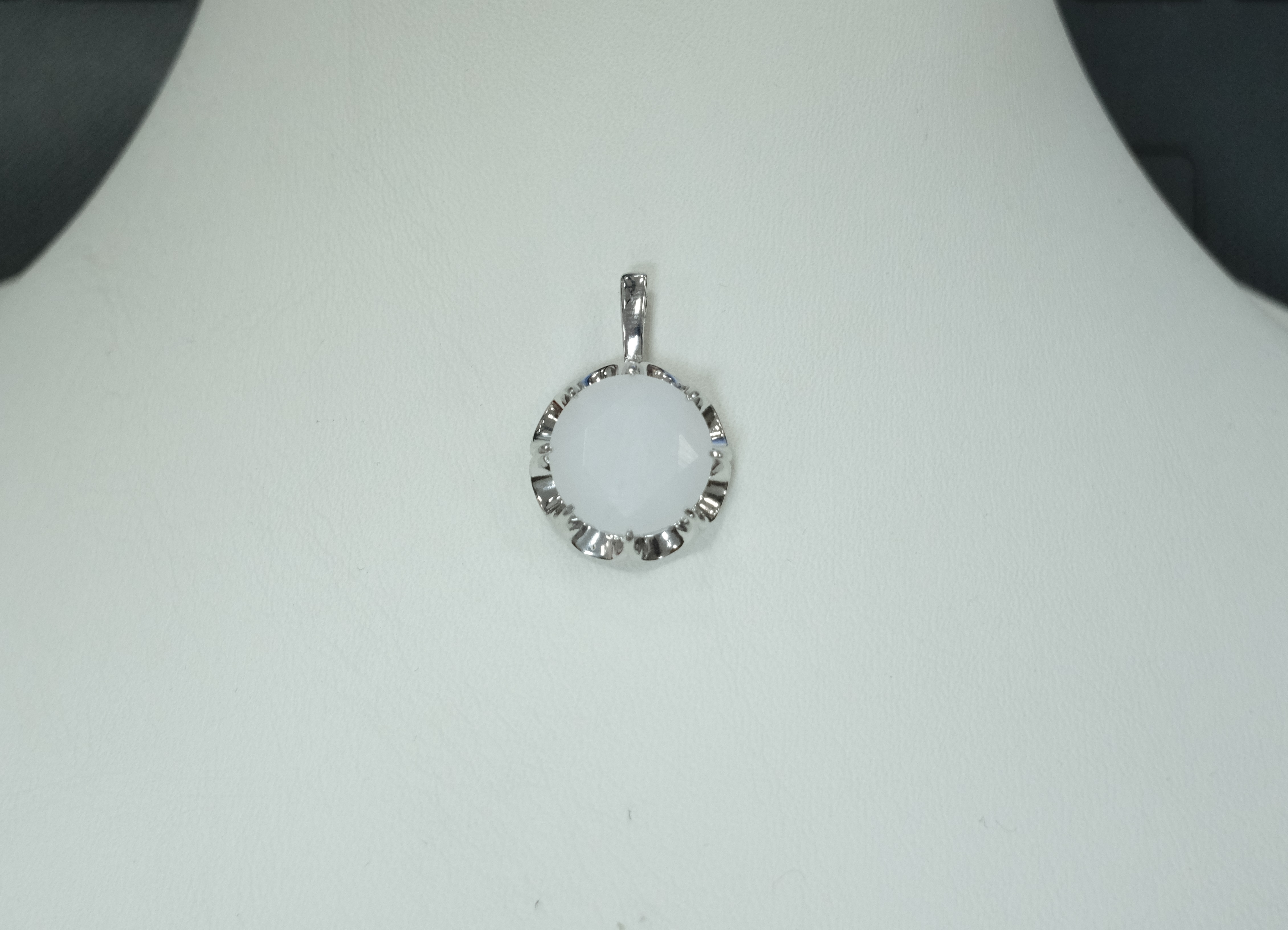 Серебряная подвеска с белым нефритом